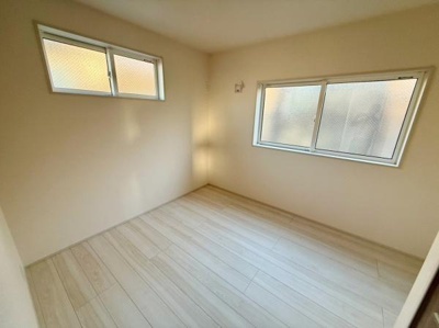 明るい雰囲気の洋室です。清潔感のあるフローリングが魅力です。二面採光で日中も室内がしっかり明るい印象です。シンプルなデザインでインテリアが合わせやすいです。ゆとりある空間が確保されています。