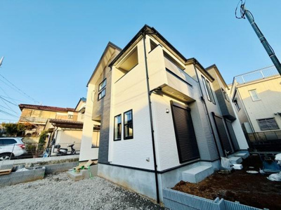 爽やかな外壁とシンプルなデザインが特徴の建物です。複数の窓から光が差し込みやすい設計です。バルコニーや玄関付近も使いやすそうです。住宅街に位置していることが分かります。