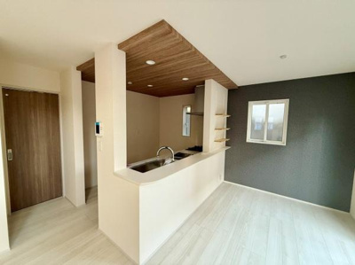 木目調の天井がアクセントとなっているキッチンです。カウンター付きで開放感のある空間が広がります。収納スペースもしっかりと確保されています。白を基調とした内装で明るさを感じられます。