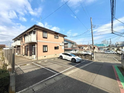 敷地内に駐車場がありお車をお持ちの方にも便利です。前面道路は幅があり車の出し入れがしやすい印象です。建物周辺はすっきりとした雰囲気が感じられます。