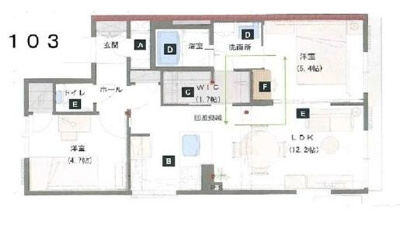 効率的な動線が工夫された間取りで各部屋へのアクセスがしやすい設計です。ウォークインクローゼットが収納力に優れ生活空間をすっきり保てます。洗面所や浴室も使いやすい配置で日々の生活に便利です。