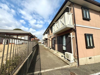 明るい空が広がる外観が印象的です。バルコニー付きで採光にも配慮されています。アプローチ部分も広々としており建物全体が開放的に見えます。シンプルなデザインが特徴です。