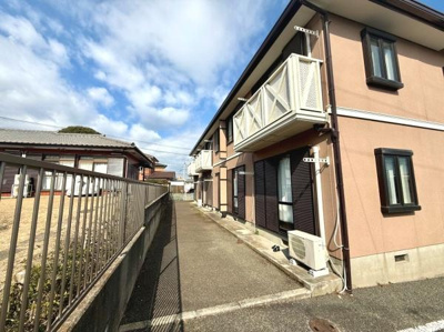 明るい空が広がる外観が印象的です。バルコニー付きで採光にも配慮されています。アプローチ部分も広々としており建物全体が開放的に見えます。シンプルなデザインが特徴です。