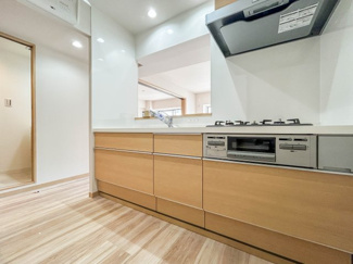 ナチュラルな木目調が室内と調和した明るいキッチンです。お手入れしやすい整流版付きのレンジフードと人造大理石カウンターを搭載。毎日の家事が楽になります。