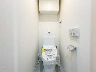 白を基調とした内装で空間が広く感じられます。温水洗浄便座付きの節水型トイレです。