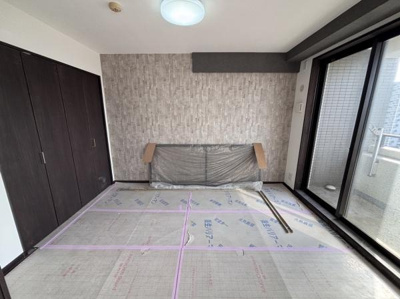 大きな窓からたっぷりと自然光が入る洋室です。アクセントクロスが空間に個性をプラスしています。収納力のあるクローゼットもしっかり備わっています。バルコニーへのアクセスも便利な設計です。