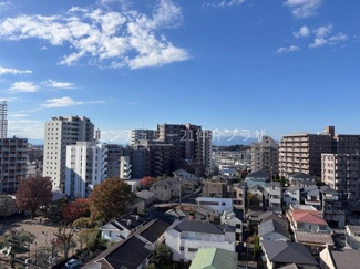 バルコニーからの開放感ある眺望が魅力です。周囲に高い建物が少なく遠くまで見渡せます。日当たりの良さを感じられる景色が広がっています。周辺は落ち着いた雰囲気の住宅街です。快適な毎日を感じられる眺望です。