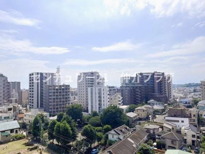 周辺には高層マンションや多様な建物が並び開放感のある眺望が広がっています。遠くまで見渡せる視界で空の広がりを感じられます。住宅エリアの落ち着いた景色が特徴的です。バランスの良い景色が楽しめます。