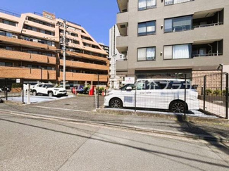 敷地内に駐車場が設けられており車の利用に便利です。道路とフラットに接していて出入りがしやすいです。周囲の建物とも調和し落ち着いた佇まいです。日当たりの良い環境もメリットです。