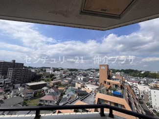 バルコニーから広がる開放的な眺望が魅力です。空を身近に感じることができる立地です。高層階ならではの見晴らしが楽しめます。周辺の街並みも一望できます。屋根付きのバルコニーで天候の影響も受けにくいです。