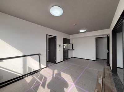 開放感のあるリビング空間です。大きな窓から自然光が入り室内が明るく感じられます。シンプルな配色でインテリアのレイアウトも楽しめます。キッチンへのアクセスもスムーズで日常使いに便利な空間です。