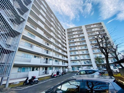 開放的な空間が広がる外観が印象的です。複数台の駐車スペースが確保されています。エントランス付近も清潔感が感じられます。バイクや自転車も置きやすいレイアウトです。