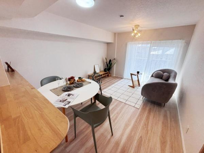 明るい光が差し込むリビングは開放感があります。ナチュラルな床材が落ち着いた雰囲気を演出しています。シンプルなレイアウトが空間の広がりを感じさせます。