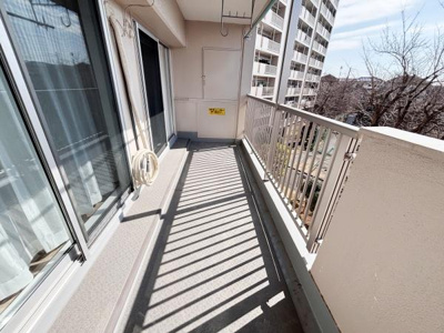 奥行きのあるバルコニーは物干しスペースとしても活用しやすい広さです。日差しがたっぷり差し込み明るい空間となっています。高層階ならではの開放感も魅力のポイントです。