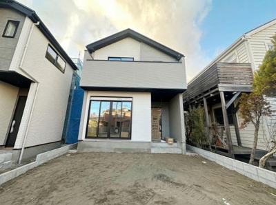 シンプルで洗練された外観が印象的です。大きな窓から自然光がたっぷり差し込みます。落ち着いた色合いの外壁が周囲と調和しています。前面の空間も広く使いやすい設計です。現代的なデザインが魅力的です。