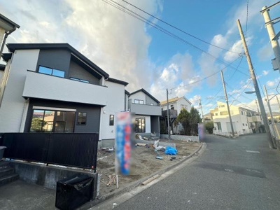 開放感のある前面道路に面した建物で周囲の景観とも調和しています。広々とした敷地が魅力的な現地写真です。建物の外観はモダンなデザインで街並みに調和した印象を与えます。