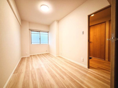 明るい色合いのフローリングが印象的な洋室です。シンプルな内装でさまざまなインテリアと調和します。奥行きがあり住空間を広く感じられます。窓からやわらかな自然光が差し込み日中も快適に過ごせます。