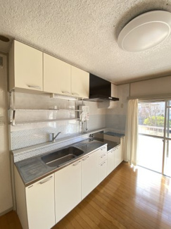 しっかり換気もできる窓付きの浴室です。シャワー付き・浴槽側にはお湯はりにもお使いいただける混合水栓付きです。