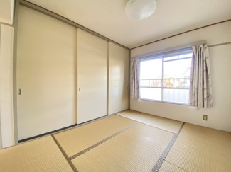 約4.5帖の和室です。い草がゆっくりとした安らぎのお時間と温もりをくれる、落ち着いたお部屋です。