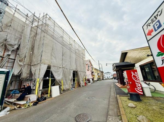 前面道路は広々とした印象で交通の便が良さそうです。現地周辺には店舗もあり生活利便性が感じられます。周囲は落ち着いた雰囲気で住環境としても魅力的です。