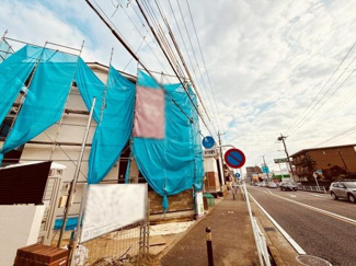現地は道路に面しておりアクセスが良好です。周囲には歩道も整備されていて移動がしやすい環境となっています。写真からは開放感も感じられます。建物近隣の様子が分かる現地写真です。