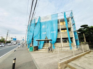 現地は歩道が広く車や自転車の出入りもスムーズに行えます。前面道路は見通しが良く周囲も明るい雰囲気です。建物の外観が分かりやすくアクセスもしやすい場所です。周辺の景観も開放感があります。