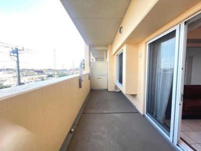 広々としたバルコニーは快適な屋外空間を提供します。明るい日差しが差し込み風通しも良好です。屋根付きで天候の変化にも対応しやすい設計です。お部屋とバルコニーの行き来もスムーズです。