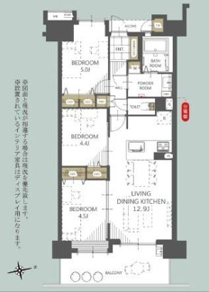 リビングダイニングキッチンを中心に各ベッドルームが効率よく配置されています。収納スペースも各部屋に用意されており機能的な間取りです。バルコニーに面したリビングで開放感を感じられます。