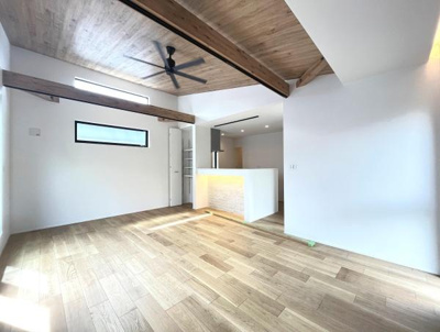 現地写真では周囲の住宅と調和した落ち着いた街並みが確認できます。前面道路は舗装されており見通しの良い直線道路です。現場周辺はすっきりとした印象で環境が整っています。