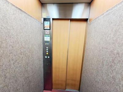 シンプルなデザインのエレベーターが毎日の移動をサポートします。木目調の内装がやわらかな印象を与えます。明るく落ち着いた空間で安心して利用できます。操作パネルも分かりやすく設計されています。