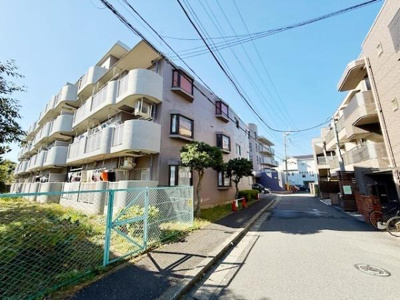ゆとりある敷地に建つマンションでバルコニーが特徴的な外観です。近隣は落ち着いた住宅街に位置しており生活しやすい環境が整っています。青空の広がる明るい雰囲気が魅力的です。