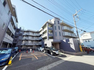 明るい外観が印象的な建物です。エントランスには屋根があり雨の日にも安心して出入りできます。バリアフリーなスロープも設置されています。車寄せスペースも確保されており使い勝手が良いです。