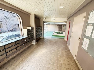 エントランスには郵便受けが整然と並び日々の利便性が感じられます。清潔感のある床タイルと広々とした空間が安心感を与えます。明るい採光の窓が目を引き掲示板も設置されています。