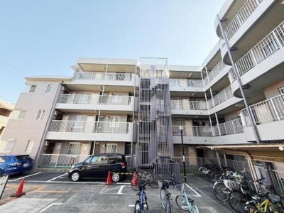 外観は明るく清潔感のあるデザインです。敷地内には駐車場と駐輪場があり便利です。ベランダも各戸に設置されており開放感が感じられます。共用階段も広めで移動がスムーズにできます。