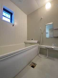 いつでも綺麗、ずっと心地よさが続くバスルーム。落ち着いたデザインだけでなく、清掃性にもこだわりました。窓付きで換気もたっぷりできます。