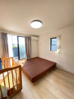 大容量のウォークインクローゼット付きの洋室は、広々としたバルコニー付き！
主寝室にもぴったりです。