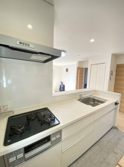 すっきりとホワイトで統一されたキッチンです。大容量のフルスライドキッチンはママも嬉しい収納力たっぷり！お手入れしやすい整流版付きのレンジフードも魅力的です・