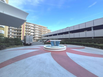 開放感のあるエントランススペースが印象的です。敷地内に設置された噴水が空間に爽やかなアクセントを加えています。広々とした車寄せが来客時にも便利です。