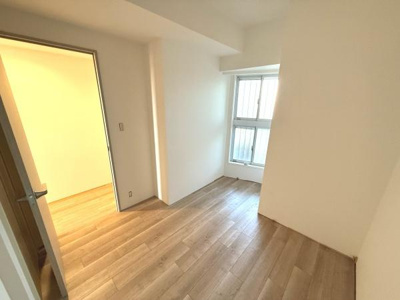 ナチュラルな色合いのフローリングが落ち着いた雰囲気を演出します。窓から光が差し込み室内が明るく感じられます。シンプルな造りで様々な使い方が可能です。すっきりとした間取りで快適な空間となっています。