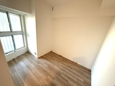 明るい日差しが入る洋室です。シンプルですっきりとした空間で使い勝手の良さが魅力です。木目調の床材が温もりを演出しています。窓があり風通しも良好です。