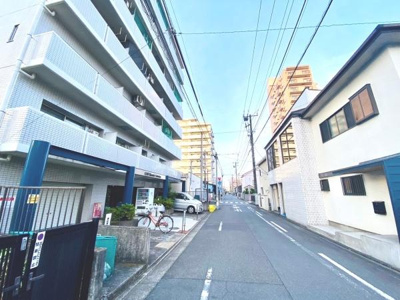 前面道路が広く車の出入りがしやすい環境です。周辺にはマンションや住宅が並び落ち着いた雰囲気が漂います。利便性の高いロケーションで日常生活にも便利です。交通アクセスも良好なので移動がスムーズです。