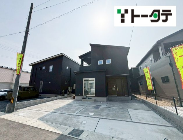 ブラックを基調としたシックな外観、落ち着きのある印象です