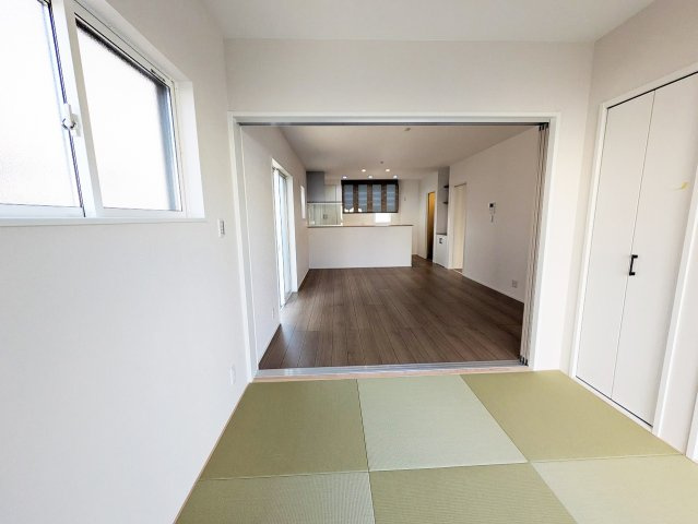 三面鏡の裏側の収納スペースには、スキンケア用品やヘアケア用品などをすっきり整理できます。