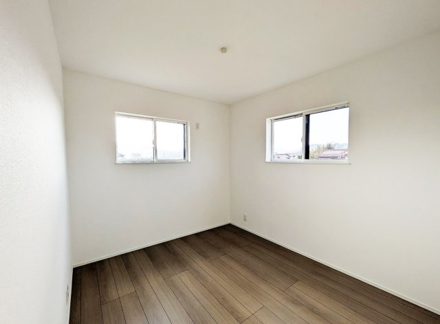シンプルな洋室は、様々なインテリアに合わせやすいのが魅力です　