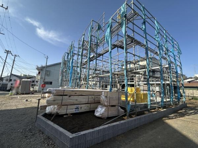 建築中の現場がしっかりと映し出されており工事の進行状況が確認できます。周辺は広々としたスペースが確保されています。資材も丁寧に搬入されており今後の変化が楽しみな物件です。