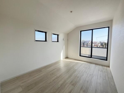 明るい光が差し込む洋室です。シンプルな内装で使い勝手の良い空間が広がります。大型窓からは開放感も感じられます。バルコニーへの出入りもでき便利です。ナチュラルな床色が室内を爽やかに演出しています。