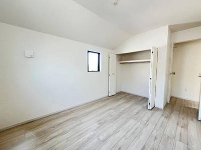 明るい室内に設けられた収納スペースは使いやすい設計が特徴です。クローゼットの扉もしっかりと開閉でき衣類や荷物の整理に便利です。床面も広くお部屋全体がすっきりとしています。