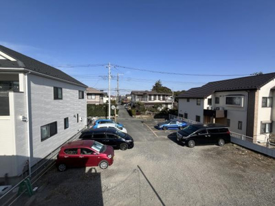 現地からの眺望は開放感があり空が広く見渡せます。周囲には住宅が立ち並び落ち着いた雰囲気が感じられます。日当たりが良好で明るい印象です。