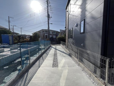 前面道路がしっかり舗装されており歩きやすい印象です。周囲にフェンスが設置されていて安心感があります。日当たりも良く解放感のある住環境を感じられます。整備された道路は日々の利便性を高めます。