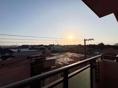 開放感のあるバルコニーからの眺望が広がっております。日差しがしっかりと入る立地が魅力です。遠くまで見渡せる景色を毎日楽しめます。周辺の街並みも見渡せる環境です。